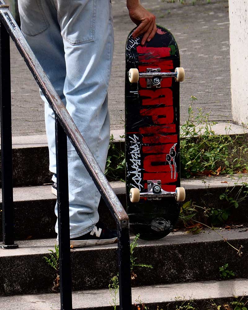 Skater mit Morphium Skateboards Deck